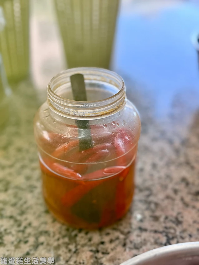 花蓮美食推薦!單一純賣雞湯小卷米粉天天排隊,免費續湯續麵CP值超高。