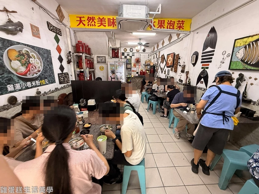 花蓮美食推薦!單一純賣雞湯小卷米粉天天排隊,免費續湯續麵CP值超高。