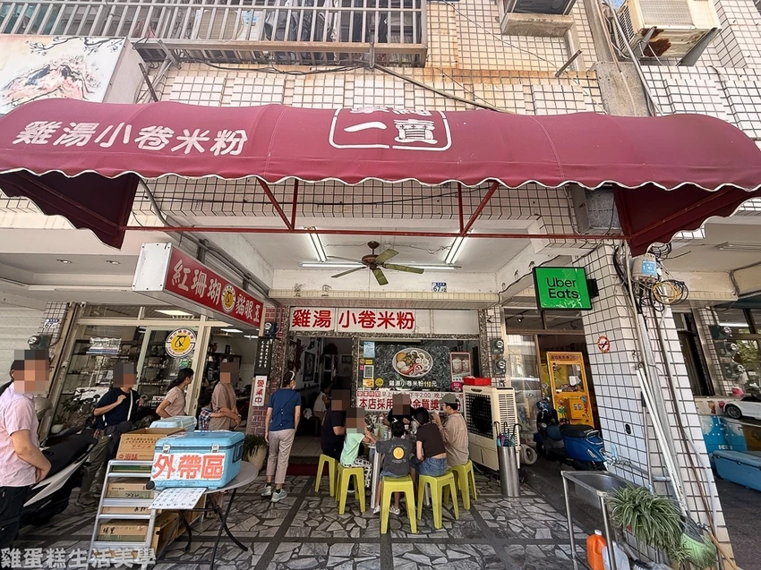 花蓮美食推薦!單一純賣雞湯小卷米粉天天排隊,免費續湯續麵CP值超高。