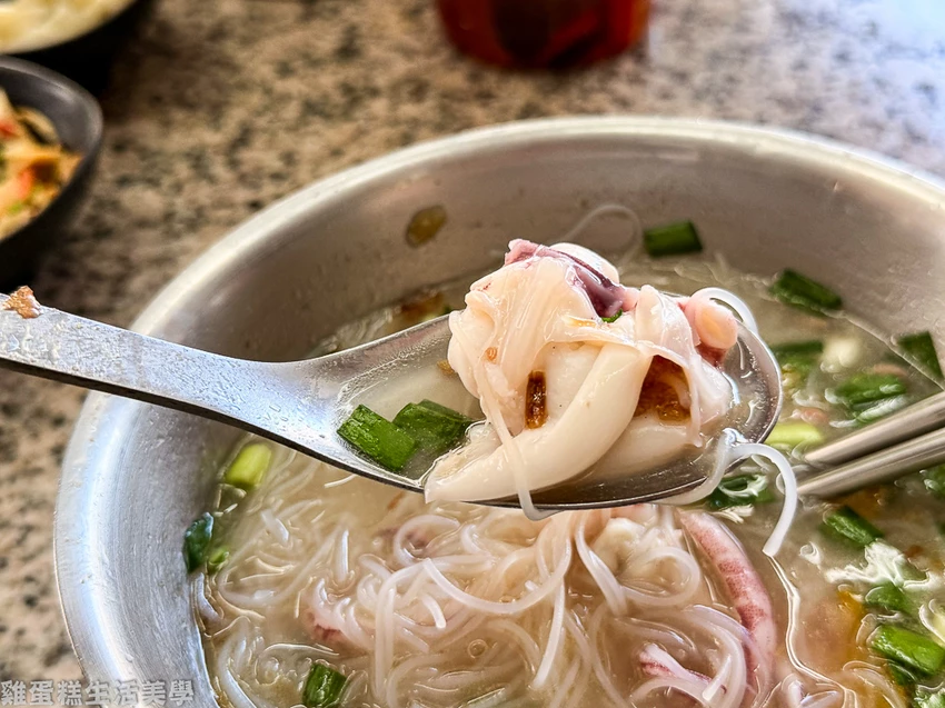 花蓮美食推薦!單一純賣雞湯小卷米粉天天排隊,免費續湯續麵CP值超高。