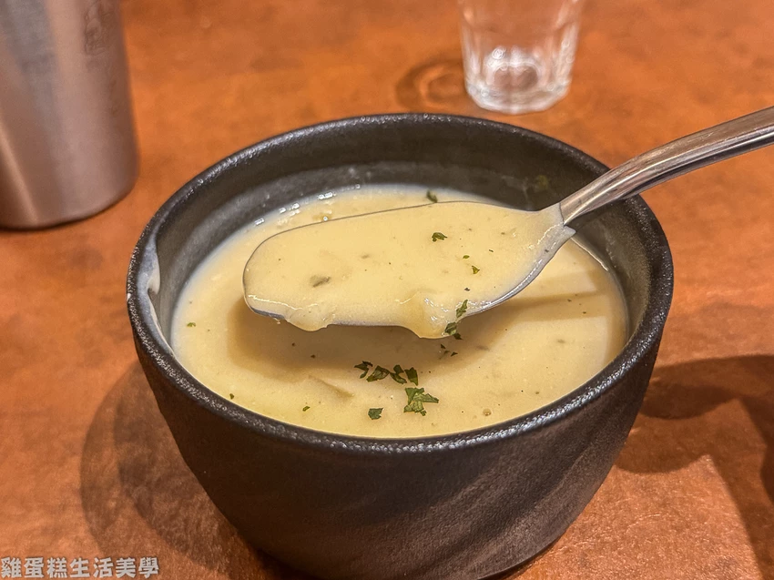 林口outlet旁約會聚餐首選！意享美式廚房空間寬敞，挑高設計還有私人小包廂。