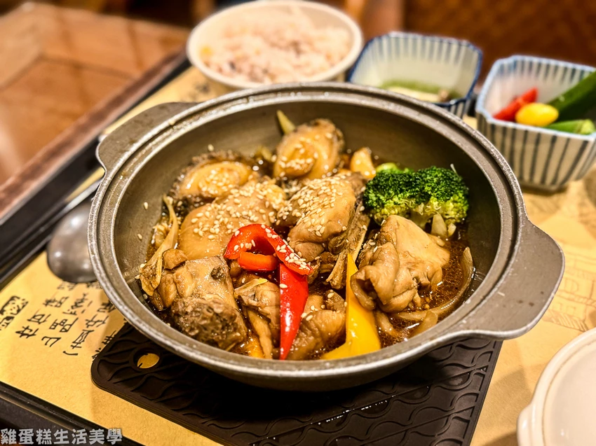 台中公益路美食！中式庭園餐廳 無為草堂 米其林綠星，古色古香時光體驗。