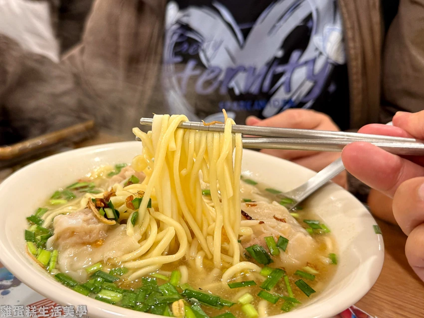 新竹美食推薦!莛芳麵食館在地人也愛客家麵食,鍋氣味炒飯、滷肉飯超夠味。