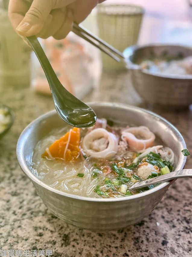 花蓮美食推薦!單一純賣雞湯小卷米粉天天排隊,免費續湯續麵CP值超高。