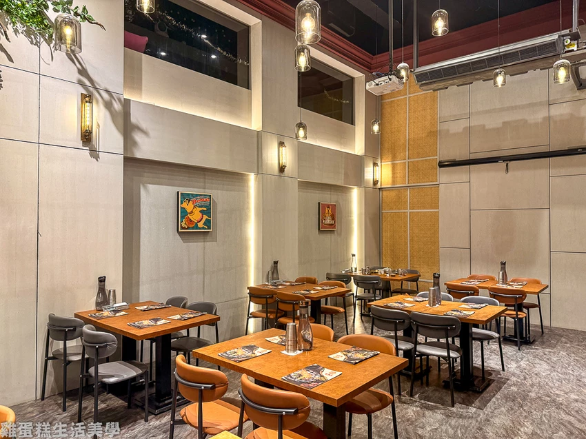 林口outlet旁約會聚餐首選！意享美式廚房空間寬敞，挑高設計還有私人小包廂。