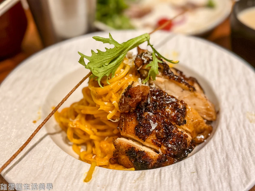 林口outlet旁約會聚餐首選！意享美式廚房空間寬敞，挑高設計還有私人小包廂。