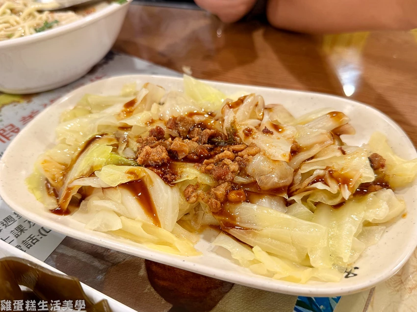 新竹美食推薦!莛芳麵食館在地人也愛客家麵食,鍋氣味炒飯、滷肉飯超夠味。