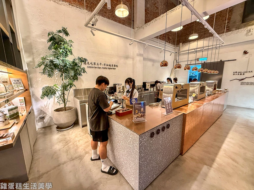全台最美飲料店！台中吃茶三千概念店40年老宅變空中茶園，國王珍珠奶茶必點。
