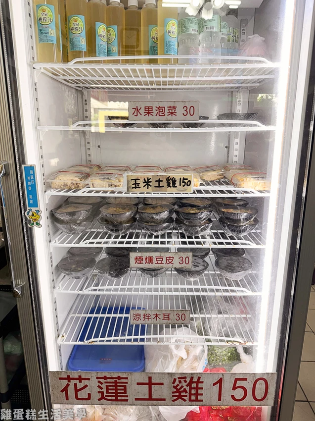 花蓮美食推薦!單一純賣雞湯小卷米粉天天排隊,免費續湯續麵CP值超高。