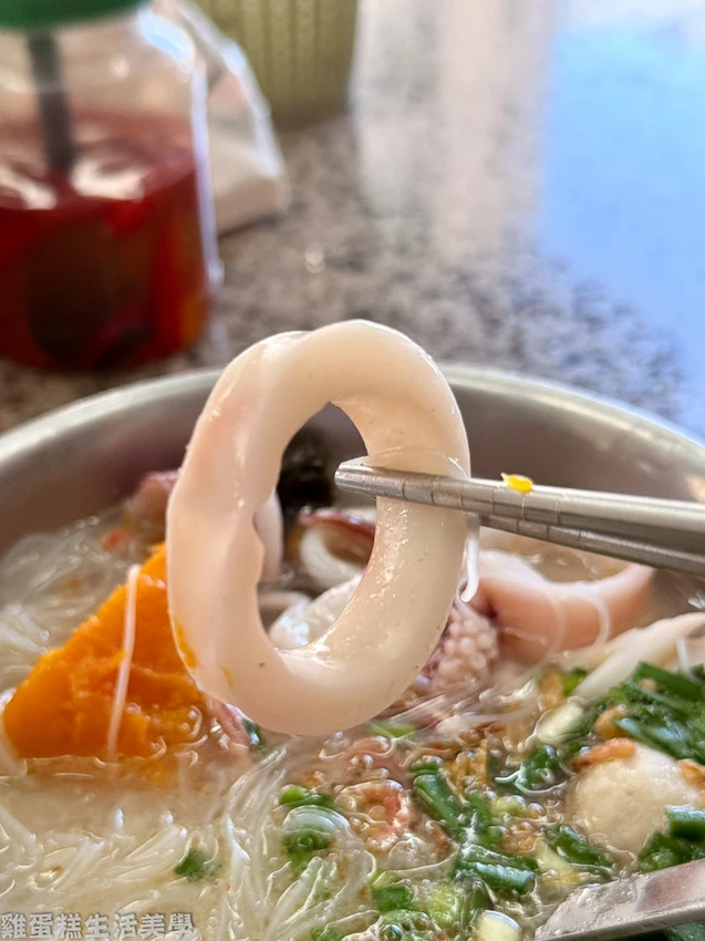 花蓮美食推薦!單一純賣雞湯小卷米粉天天排隊,免費續湯續麵CP值超高。