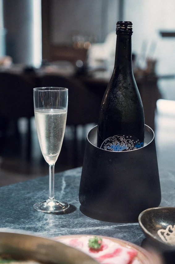 不是只有溫飽而已！六饗火鍋從主餐到甜點都滿分，氣泡清酒搭配海鮮升級。