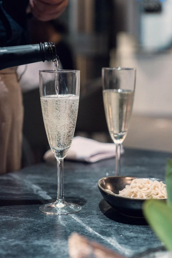 不是只有溫飽而已！六饗火鍋從主餐到甜點都滿分，氣泡清酒搭配海鮮升級。