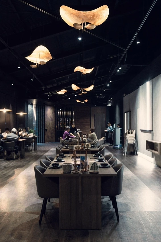 不是只有溫飽而已！六饗火鍋從主餐到甜點都滿分，氣泡清酒搭配海鮮升級。