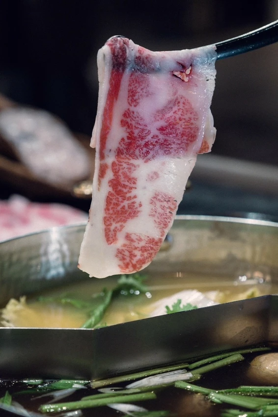 不是只有溫飽而已！六饗火鍋從主餐到甜點都滿分，氣泡清酒搭配海鮮升級。