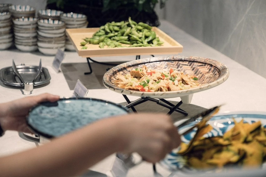 不是只有溫飽而已！六饗火鍋從主餐到甜點都滿分，氣泡清酒搭配海鮮升級。