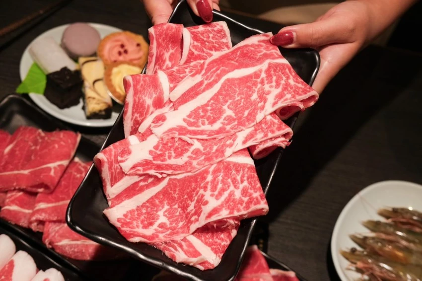 中壢火鍋吃到飽推薦!魔椒頂級鴛鴦鍋海鮮 A5和牛吃到飽,壽星再送龍蝦。