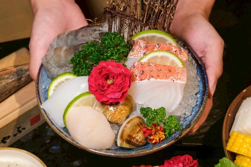 台中火鍋高CP值推薦！匠極緻鍋物A5和牛火鍋千元有找，再送帝王蟹二吃。