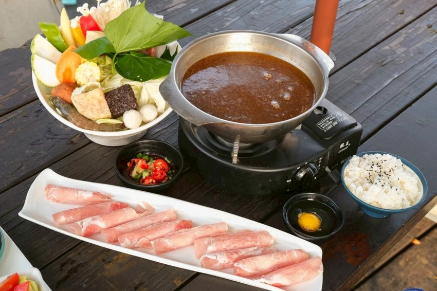 台中夜景餐廳推薦！鳥語花香泡腳邊賞百萬夜景，超萌小動物互動超療癒。