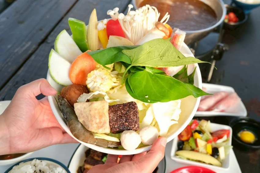 台中夜景餐廳推薦！鳥語花香泡腳邊賞百萬夜景，超萌小動物互動超療癒。