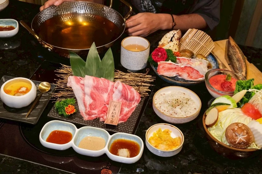 台中火鍋高CP值推薦！匠極緻鍋物A5和牛火鍋千元有找，再送帝王蟹二吃。