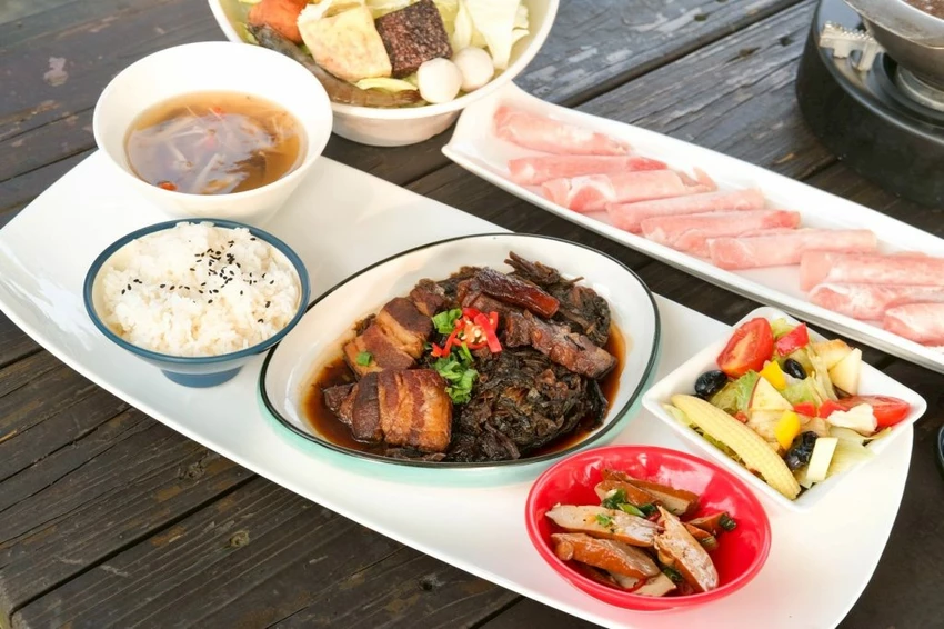 台中夜景餐廳推薦！鳥語花香泡腳邊賞百萬夜景，超萌小動物互動超療癒。