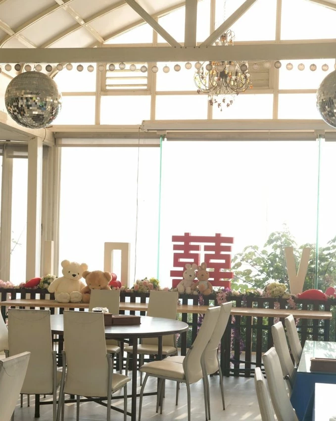 台中夜景餐廳推薦！鳥語花香泡腳邊賞百萬夜景，超萌小動物互動超療癒。