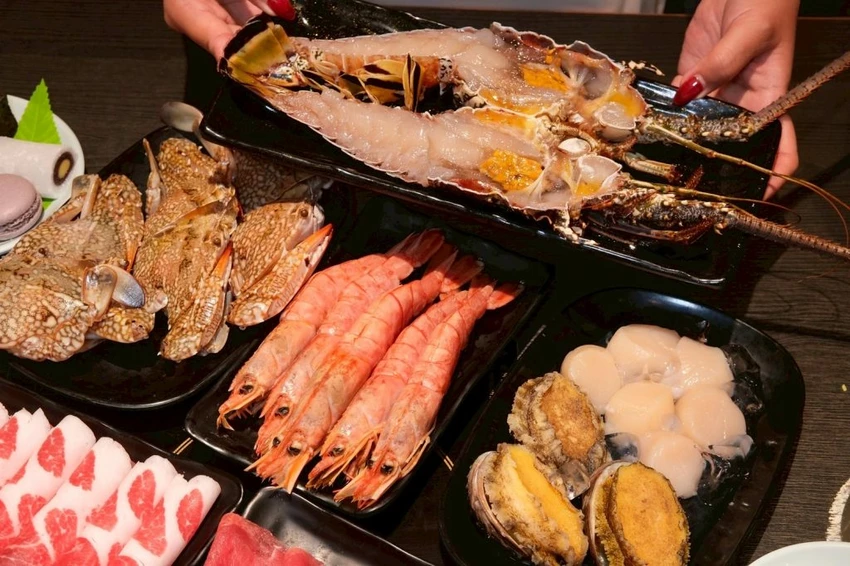 中壢火鍋吃到飽推薦!魔椒頂級鴛鴦鍋海鮮 A5和牛吃到飽,壽星再送龍蝦。