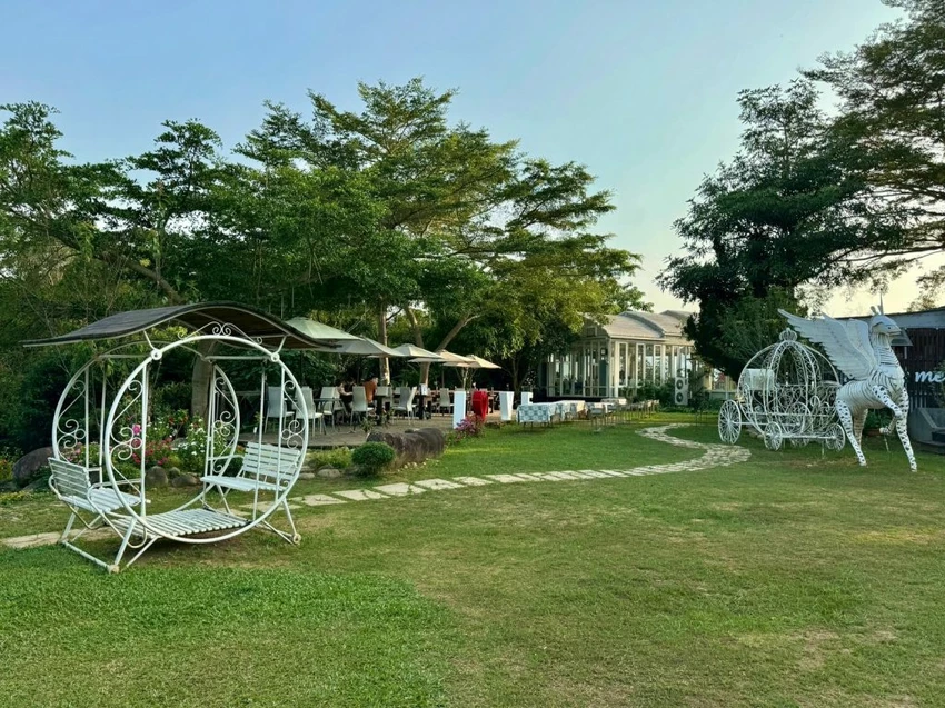 台中夜景餐廳推薦！鳥語花香泡腳邊賞百萬夜景，超萌小動物互動超療癒。