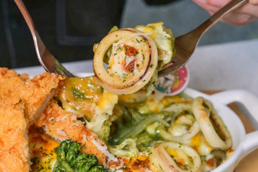 台中義大利麵推薦！NU PASTA 義大利麵聯名「人浮於愛」限定套餐，浮誇系雙主食義大利麵。