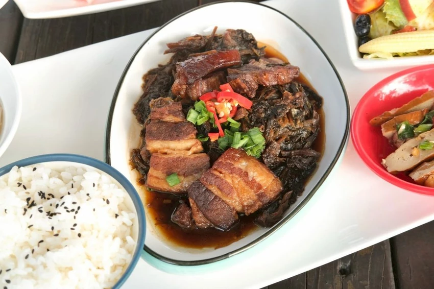 台中夜景餐廳推薦！鳥語花香泡腳邊賞百萬夜景，超萌小動物互動超療癒。