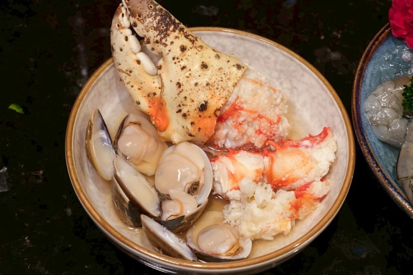 台中火鍋高CP值推薦！匠極緻鍋物A5和牛火鍋千元有找，再送帝王蟹二吃。