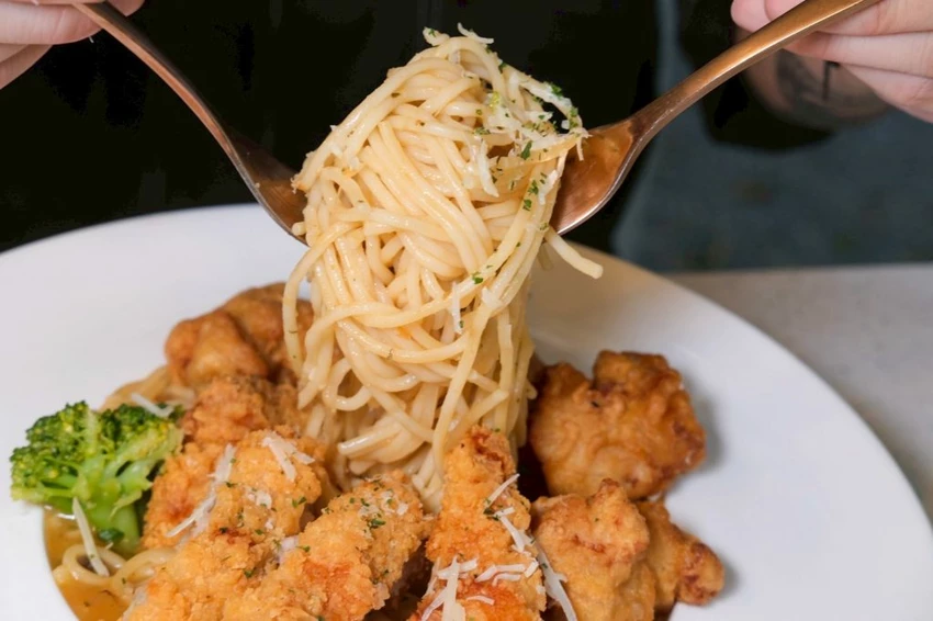 台中義大利麵推薦！NU PASTA 義大利麵聯名「人浮於愛」限定套餐，浮誇系雙主食義大利麵。