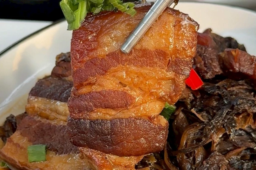 台中夜景餐廳推薦！鳥語花香泡腳邊賞百萬夜景，超萌小動物互動超療癒。