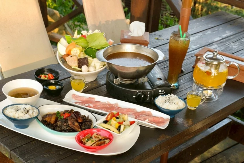 台中夜景餐廳推薦！鳥語花香泡腳邊賞百萬夜景，超萌小動物互動超療癒。