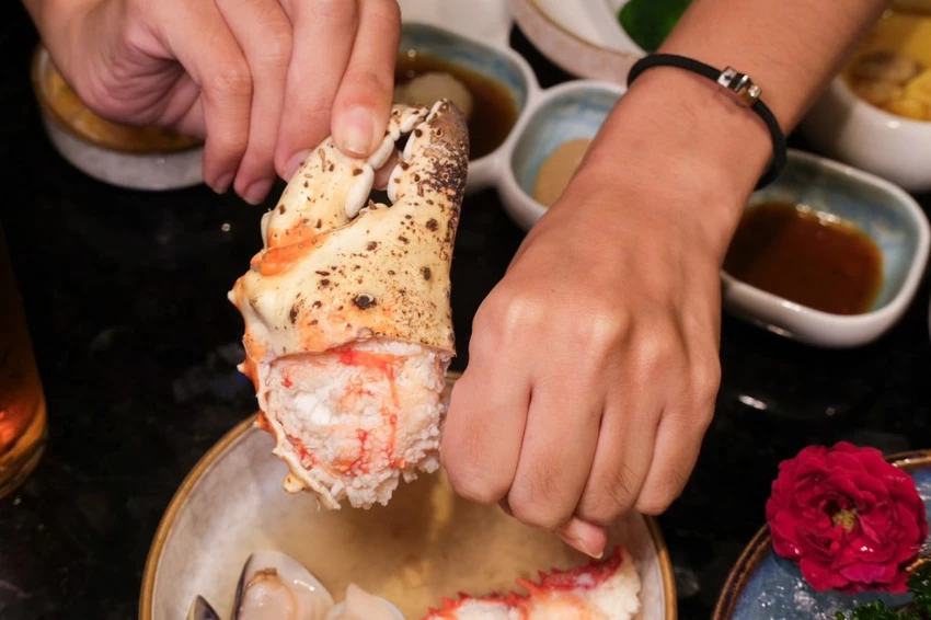 台中火鍋高CP值推薦！匠極緻鍋物A5和牛火鍋千元有找，再送帝王蟹二吃。