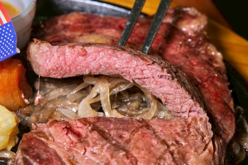 台中牛排吃到飽！史堤克牛排310元起自助吧吃到飽，比臉大肋眼牛排必吃。