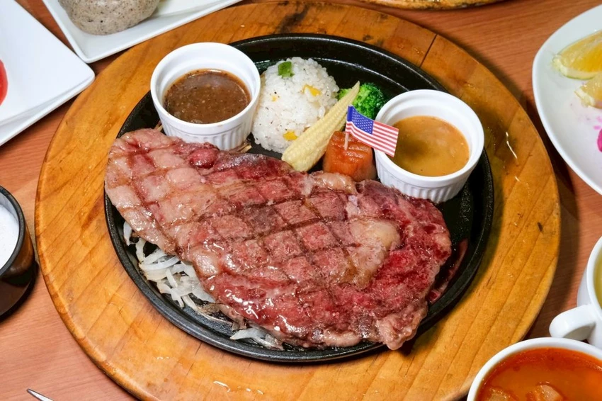 台中牛排吃到飽！史堤克牛排310元起自助吧吃到飽，比臉大肋眼牛排必吃。