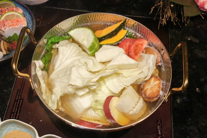 台中火鍋高CP值推薦！匠極緻鍋物A5和牛火鍋千元有找，再送帝王蟹二吃。