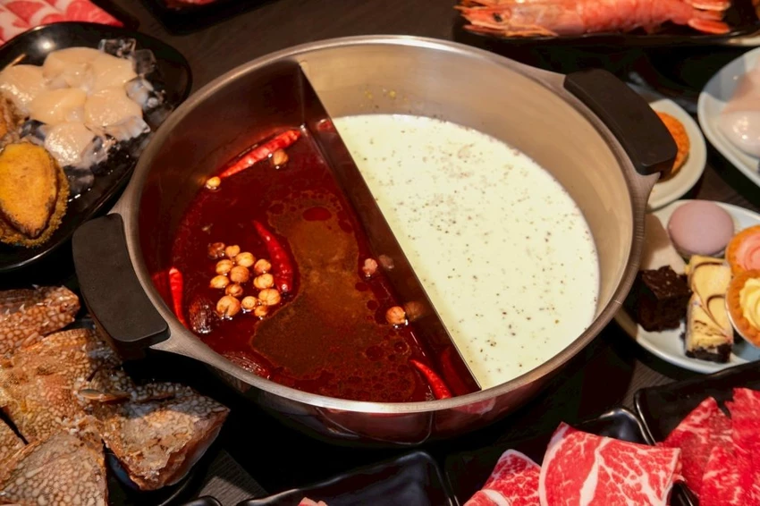 中壢火鍋吃到飽推薦!魔椒頂級鴛鴦鍋海鮮 A5和牛吃到飽,壽星再送龍蝦。