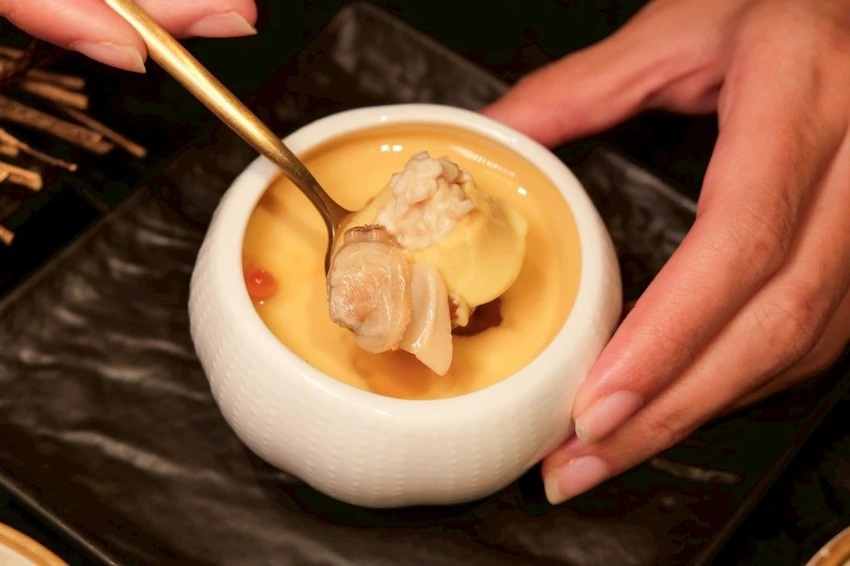 台中火鍋高CP值推薦！匠極緻鍋物A5和牛火鍋千元有找，再送帝王蟹二吃。