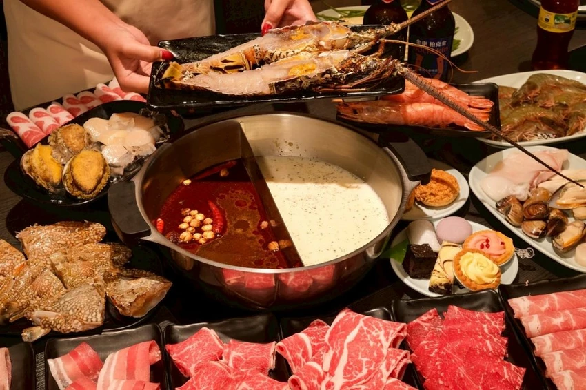 中壢火鍋吃到飽推薦!魔椒頂級鴛鴦鍋海鮮 A5和牛吃到飽,壽星再送龍蝦。