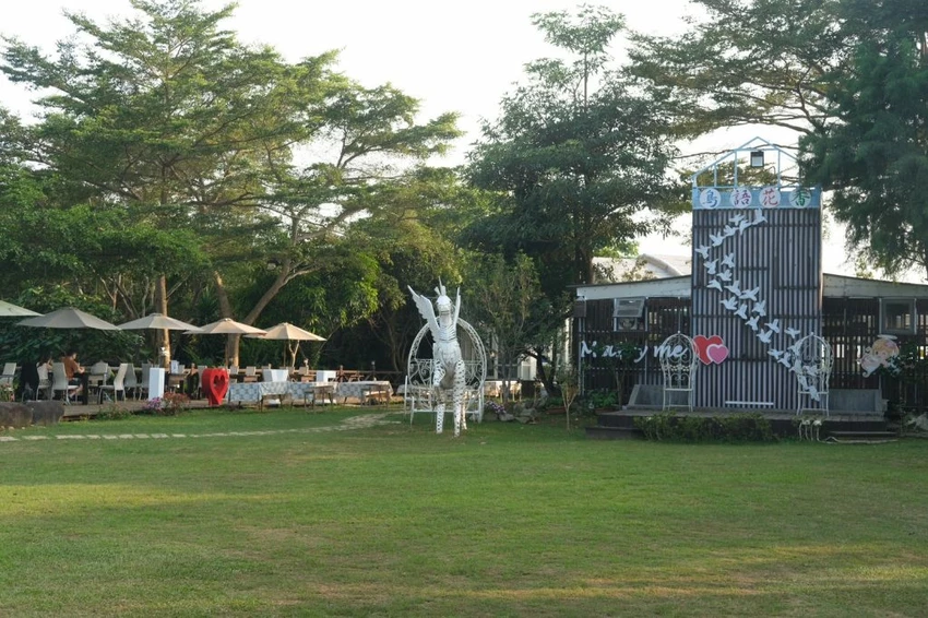 台中夜景餐廳推薦！鳥語花香泡腳邊賞百萬夜景，超萌小動物互動超療癒。