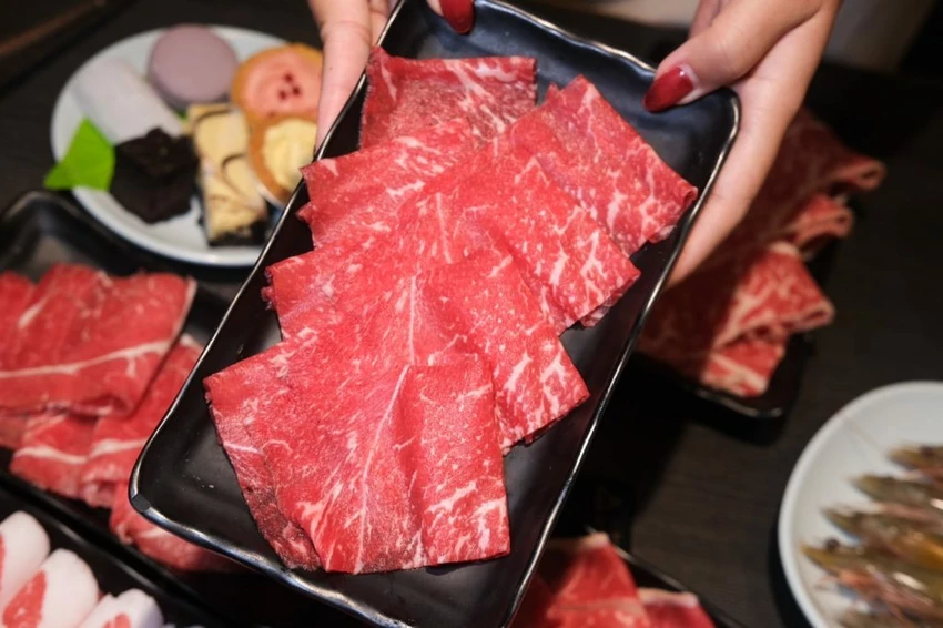 中壢火鍋吃到飽推薦!魔椒頂級鴛鴦鍋海鮮 A5和牛吃到飽,壽星再送龍蝦。