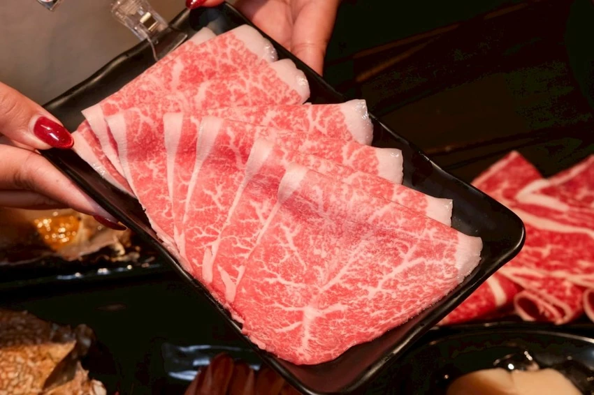 中壢火鍋吃到飽推薦!魔椒頂級鴛鴦鍋海鮮 A5和牛吃到飽,壽星再送龍蝦。