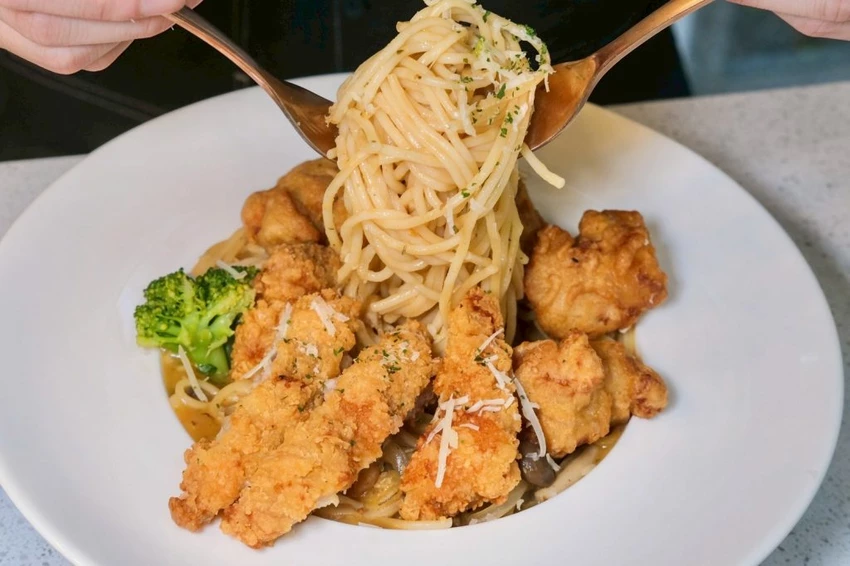 台中義大利麵推薦！NU PASTA 義大利麵聯名「人浮於愛」限定套餐，浮誇系雙主食義大利麵。