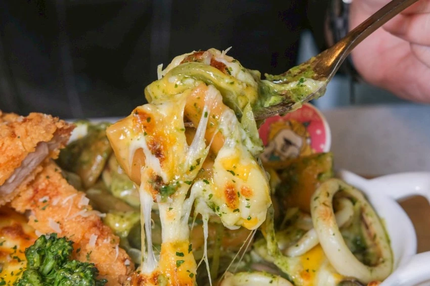 台中義大利麵推薦！NU PASTA 義大利麵聯名「人浮於愛」限定套餐，浮誇系雙主食義大利麵。