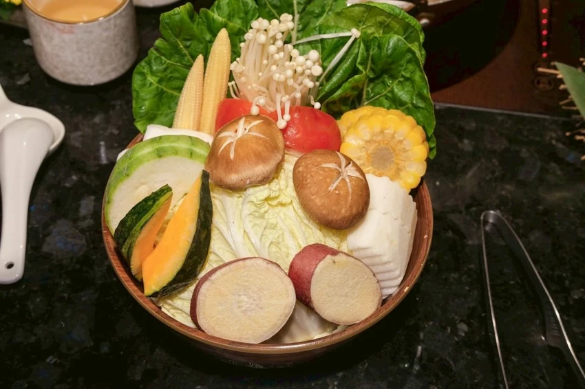 台中火鍋高CP值推薦！匠極緻鍋物A5和牛火鍋千元有找，再送帝王蟹二吃。