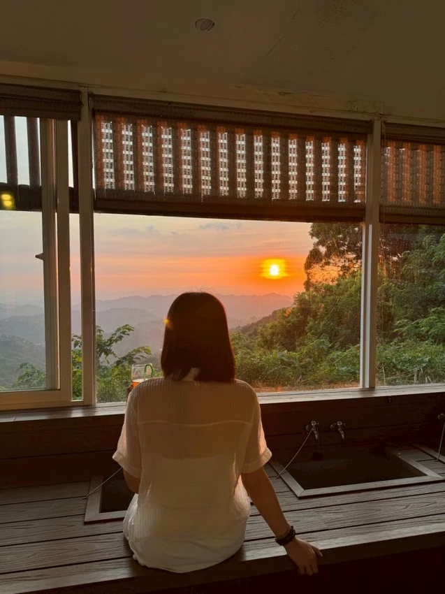 台中夜景餐廳推薦！鳥語花香泡腳邊賞百萬夜景，超萌小動物互動超療癒。