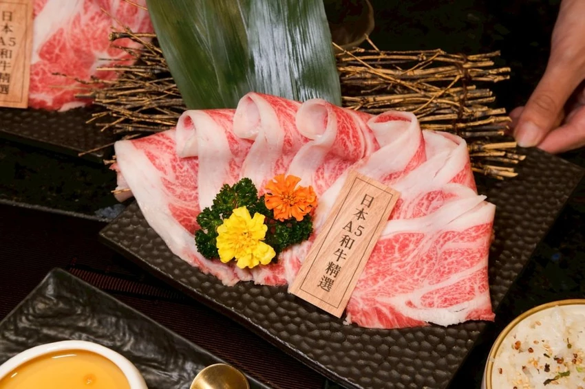 台中火鍋高CP值推薦！匠極緻鍋物A5和牛火鍋千元有找，再送帝王蟹二吃。