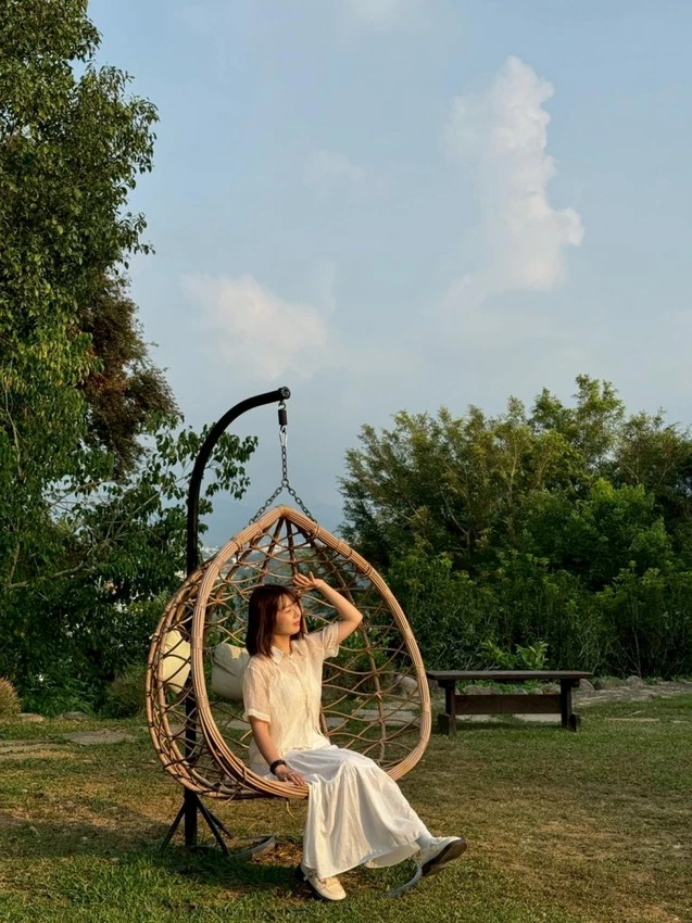 台中夜景餐廳推薦！鳥語花香泡腳邊賞百萬夜景，超萌小動物互動超療癒。